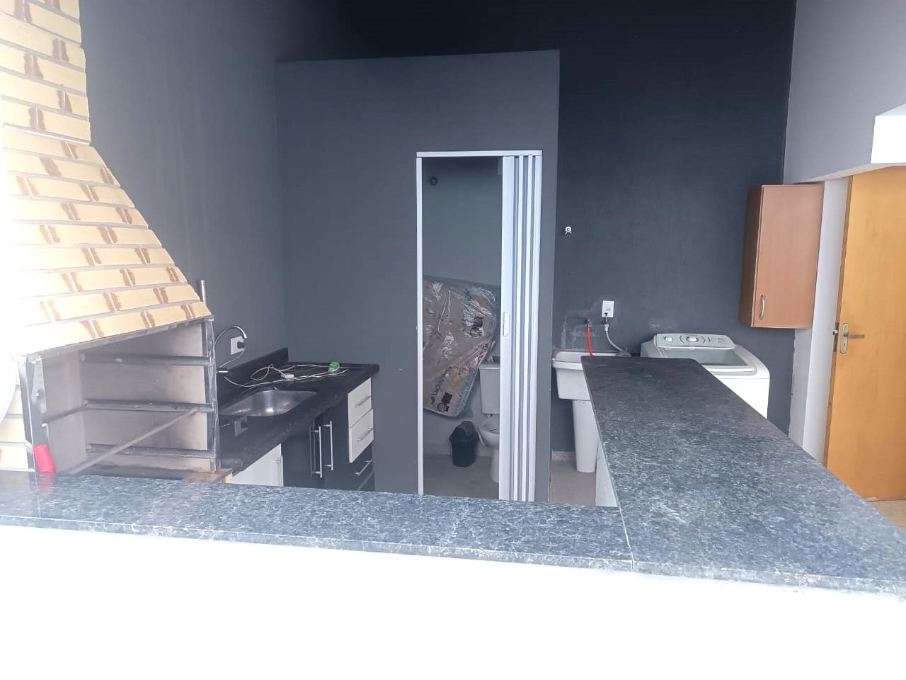 Lavabo e área de serviço