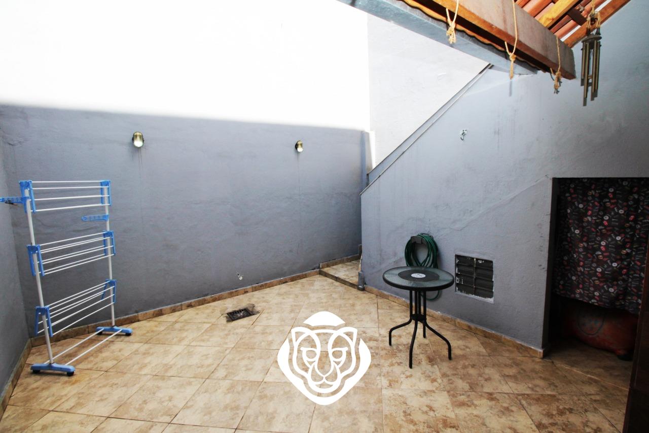 Quintal com churrasqueira 