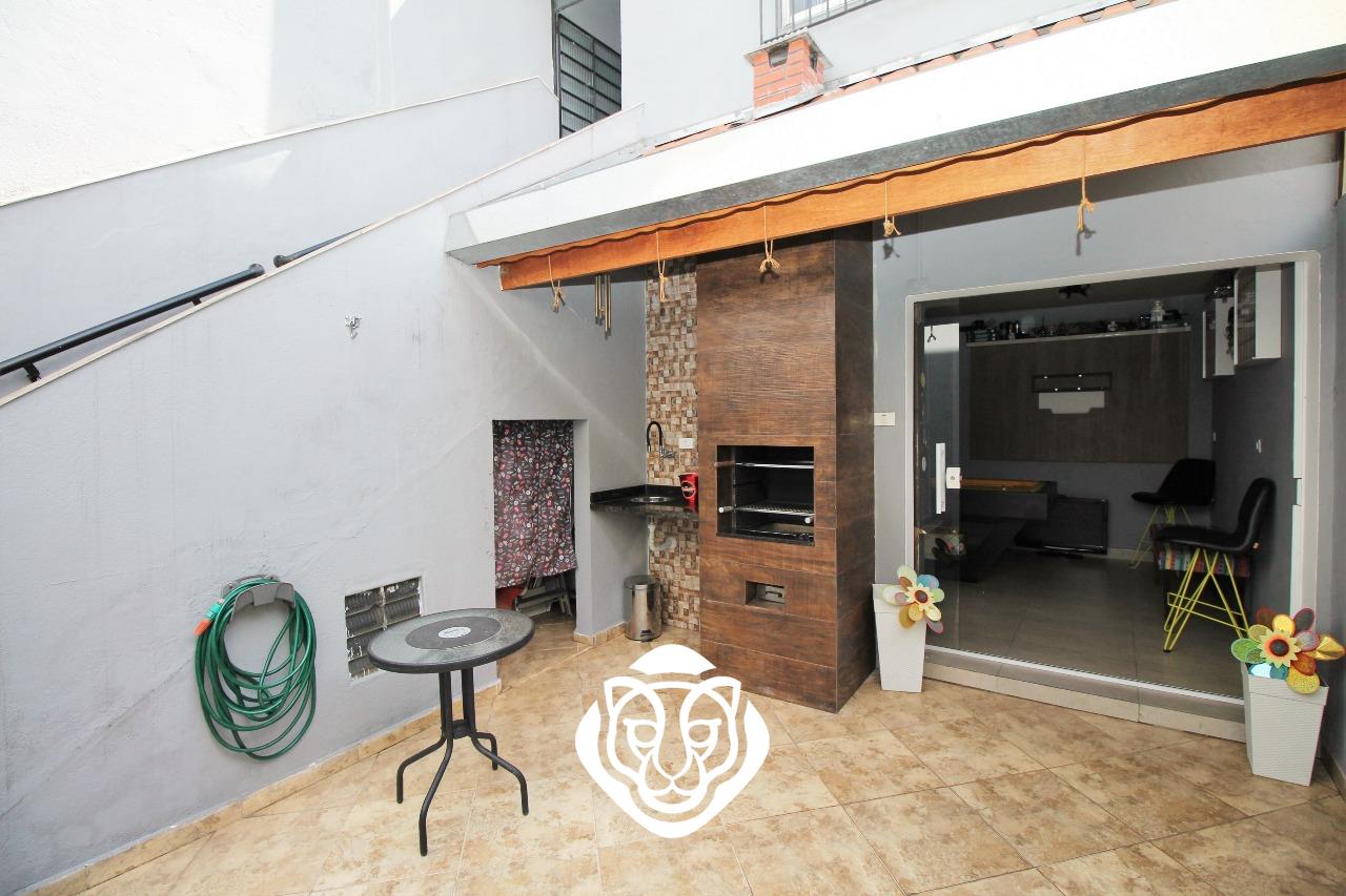 Quintal com churrasqueira 