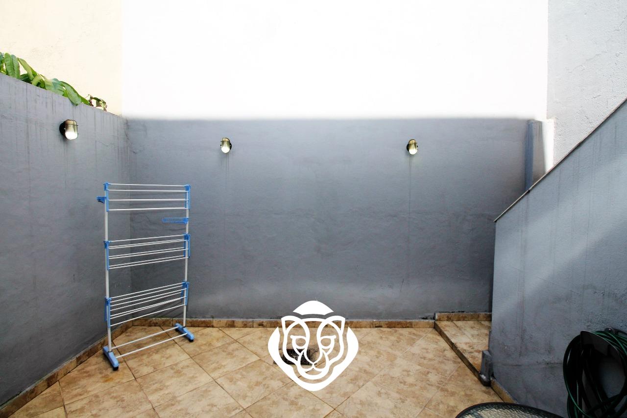 Quintal com churrasqueira 