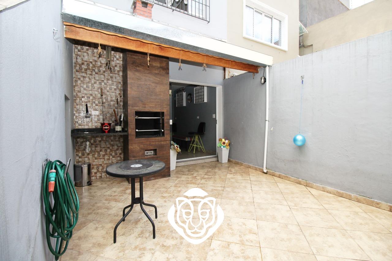 Quintal com churrasqueira 