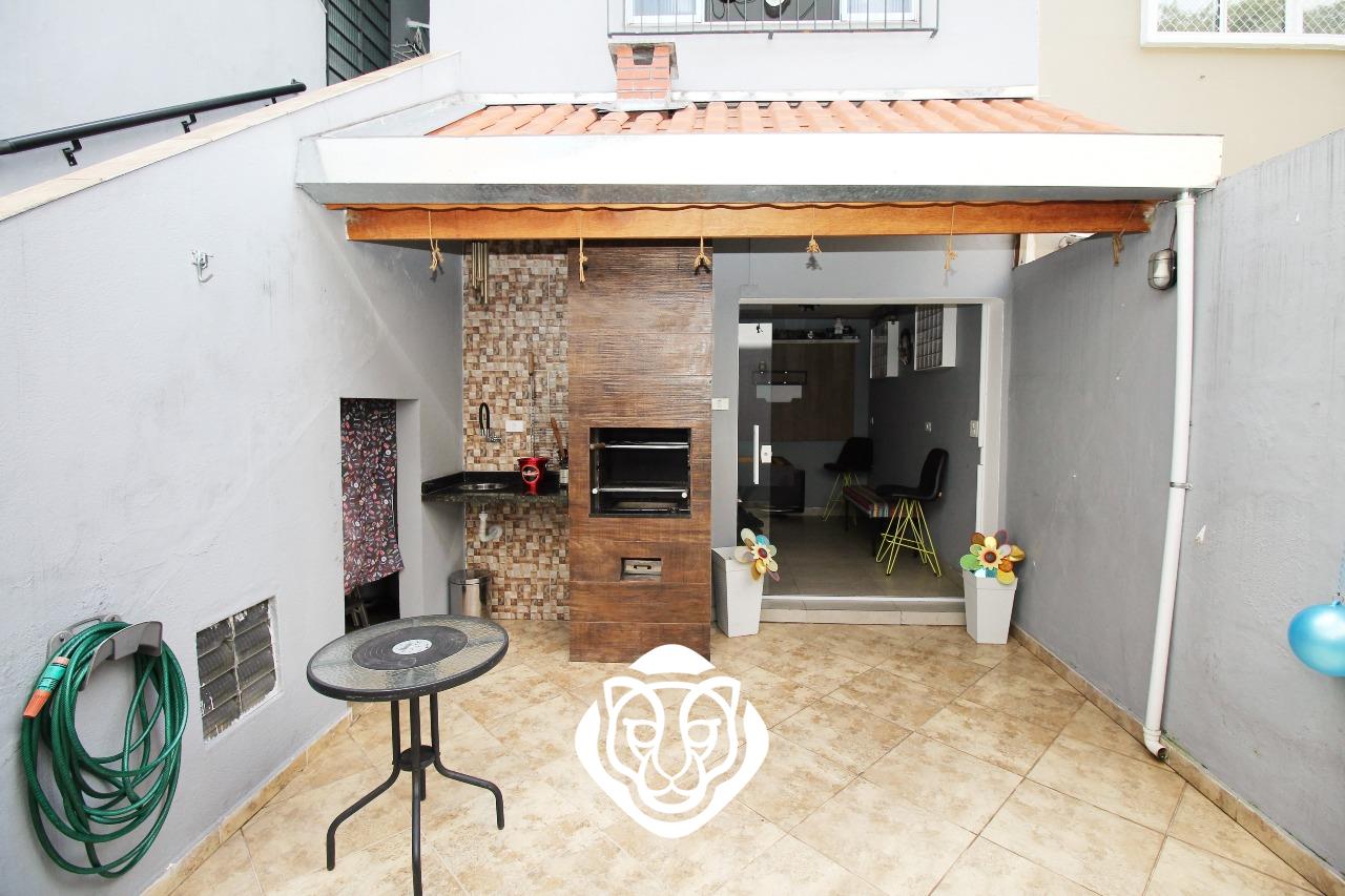 Quintal com churrasqueira 