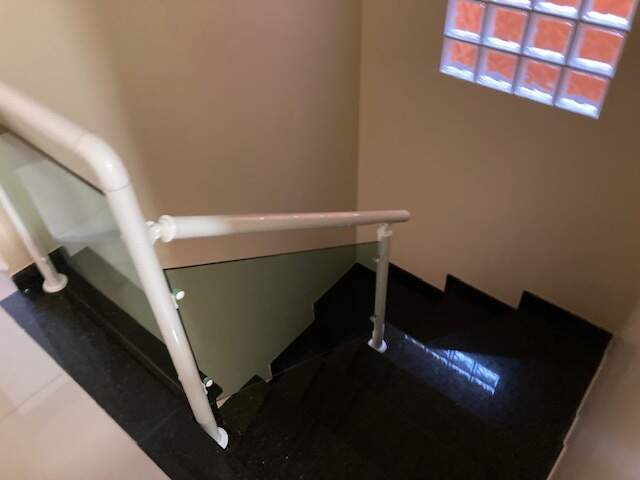 Escada de acesso piso superior