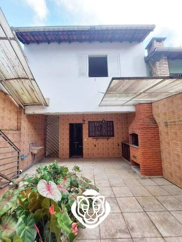 Quintal com churrasqueira