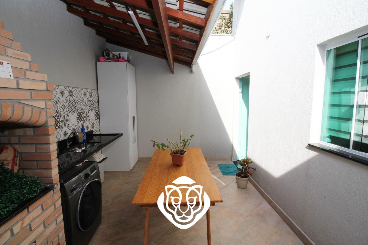 Quintal com churrasqueira 