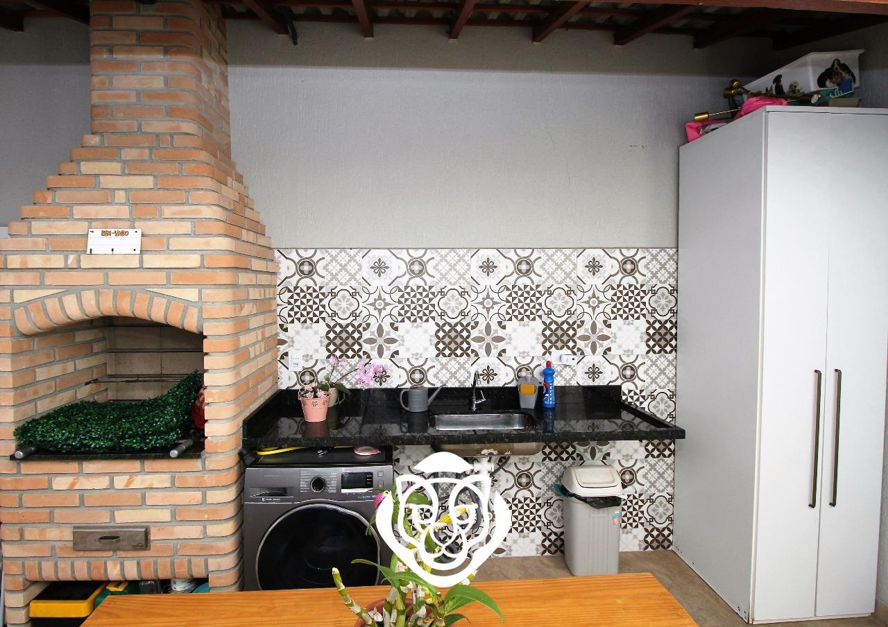 Quintal com churrasqueira 