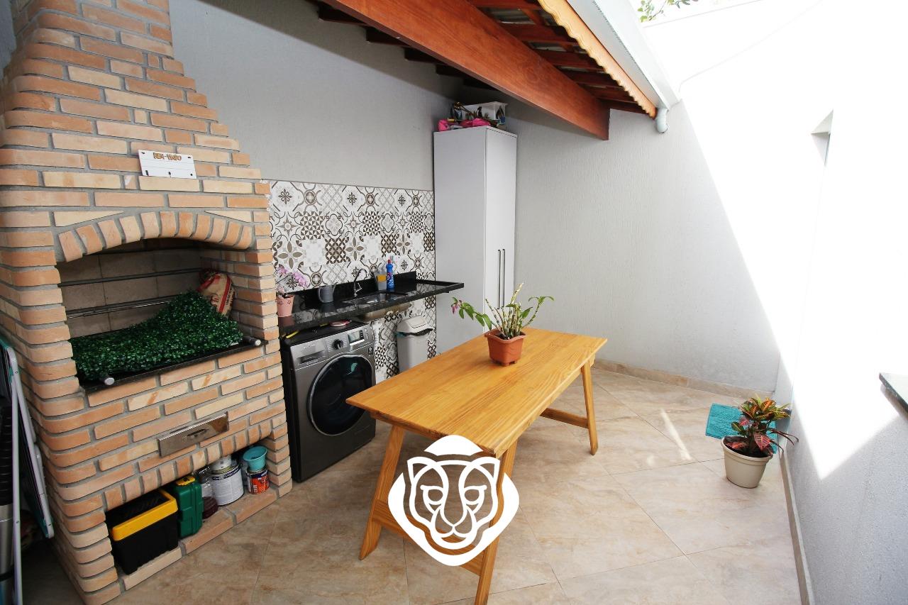 Quintal com churrasqueira 