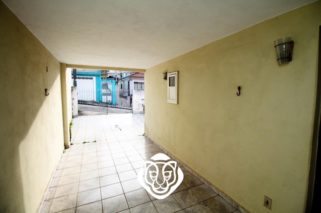 Entrada lateral e vagas 