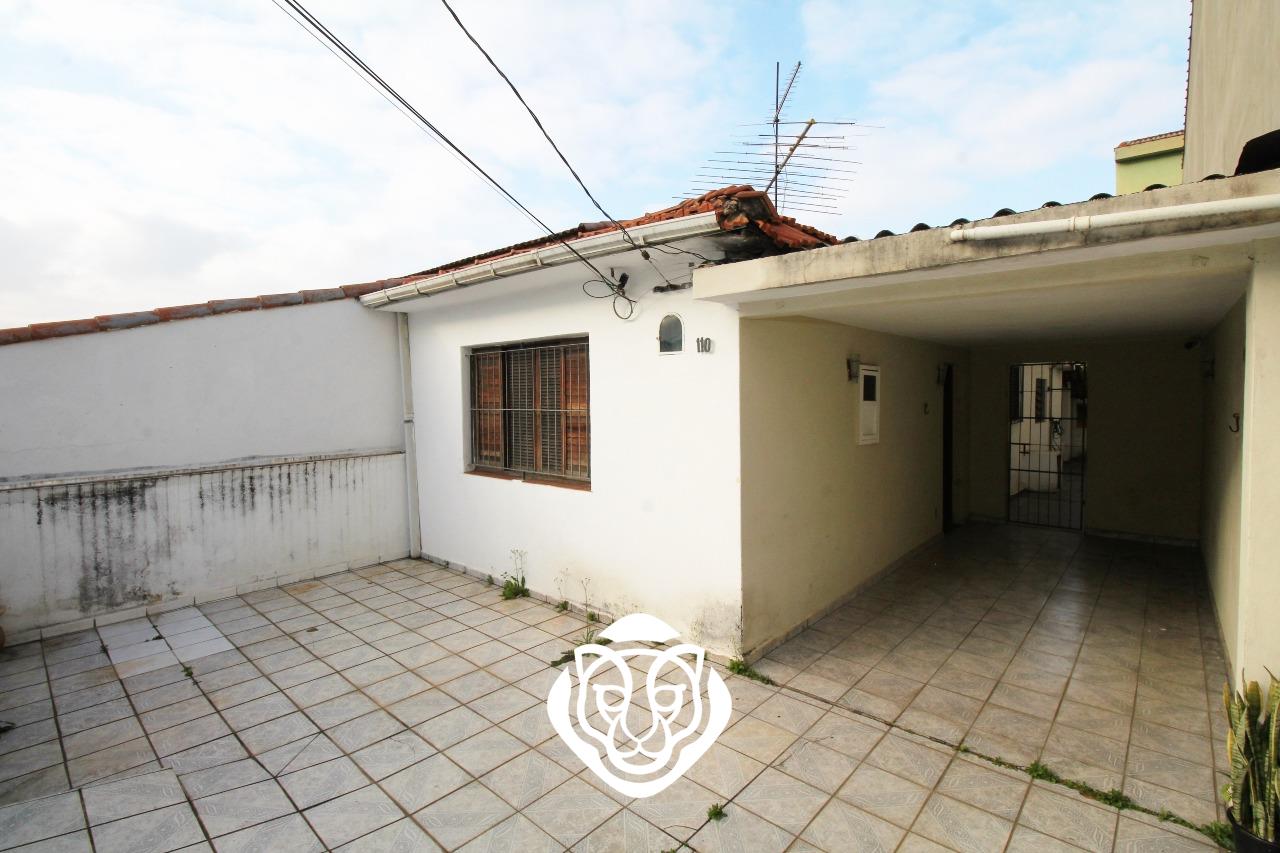 Entrada lateral e vagas 