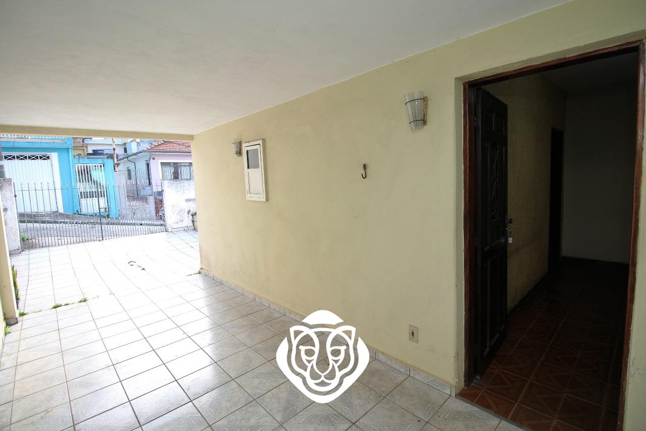 Entrada lateral e vagas 