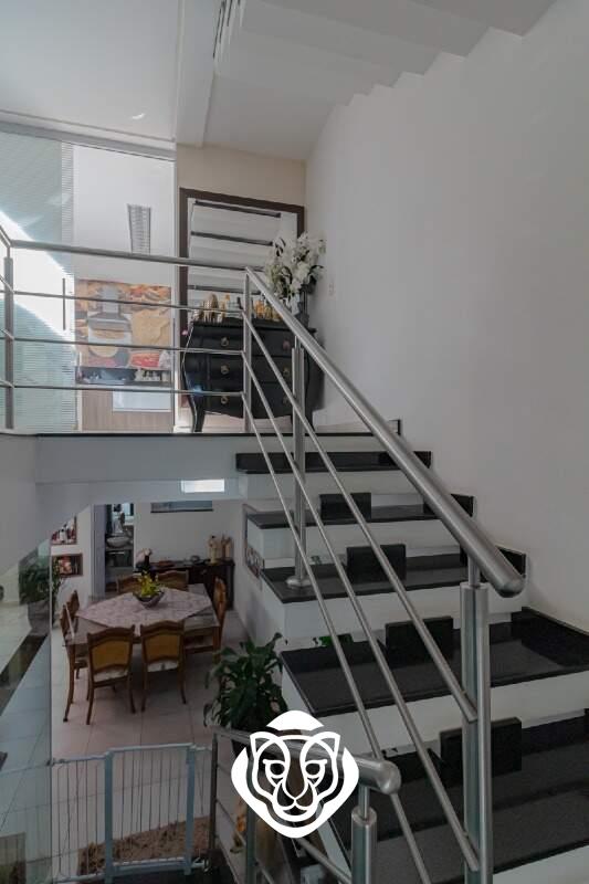 Escada de acesso sala