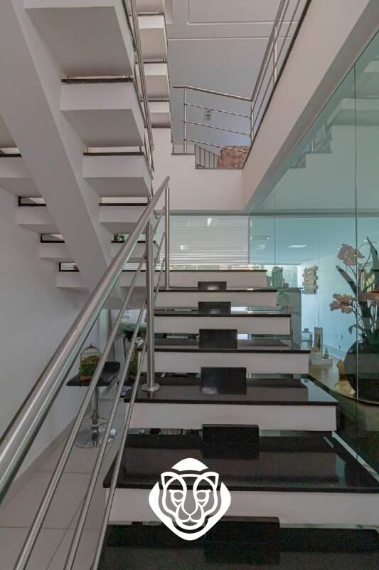 Escada de acesso sala