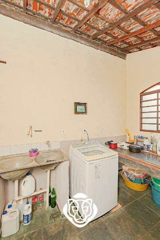 Área de serviço casa fundos 