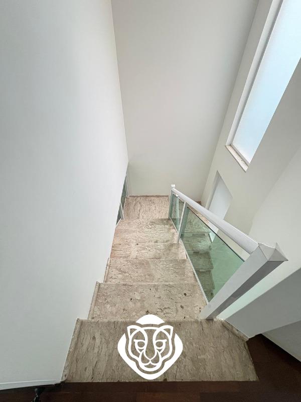 Escada de acesso aos dormitórios