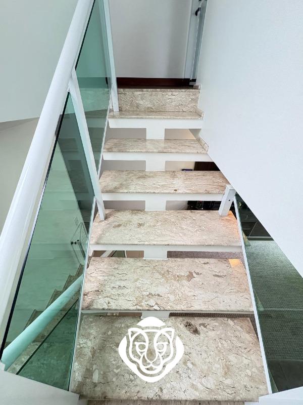 Escada de acesso aos dormitórios