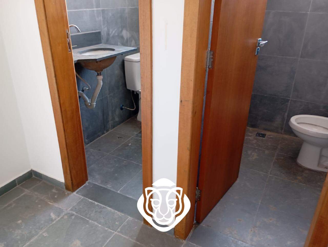 Hall do banheiros da garagem