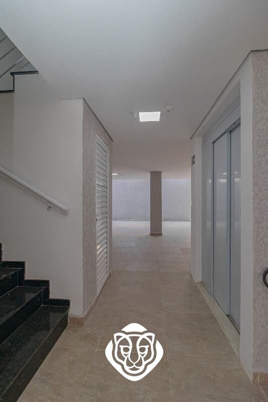 Escada de acesso / Elevador