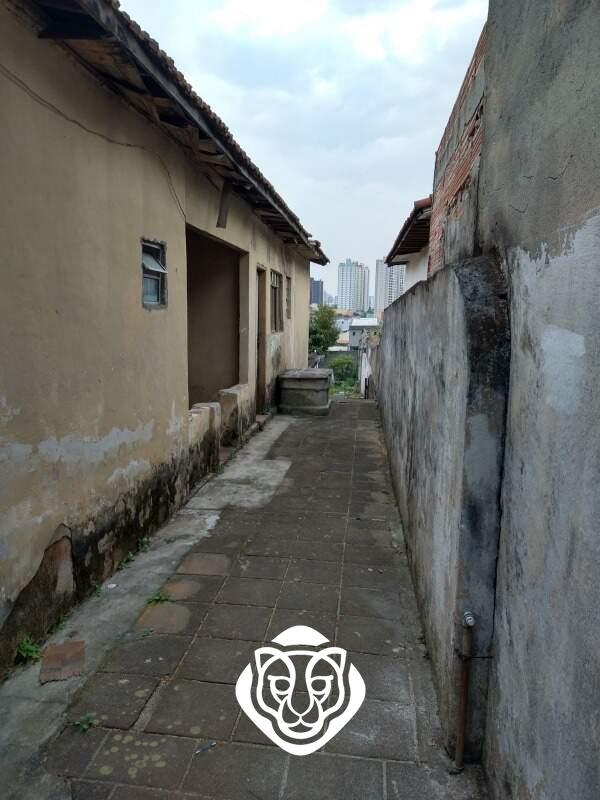 Corredor lateral casa dos fundos