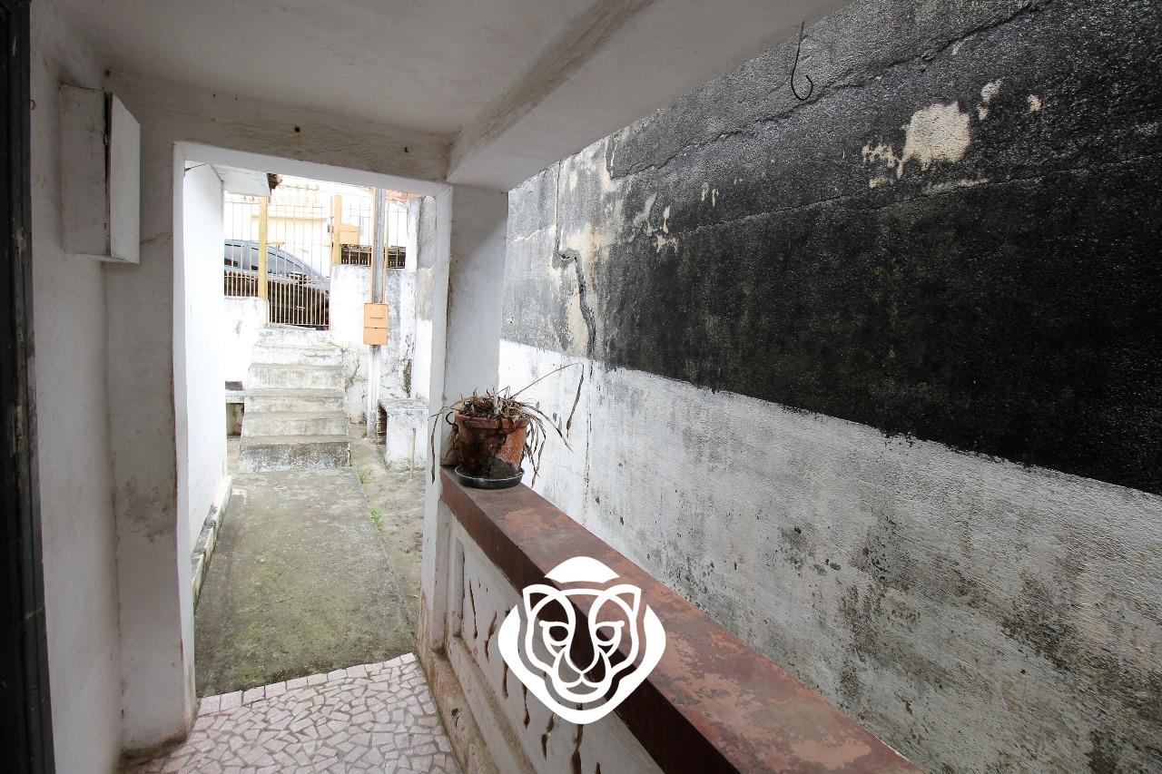 Entrada lateral  e varanda 