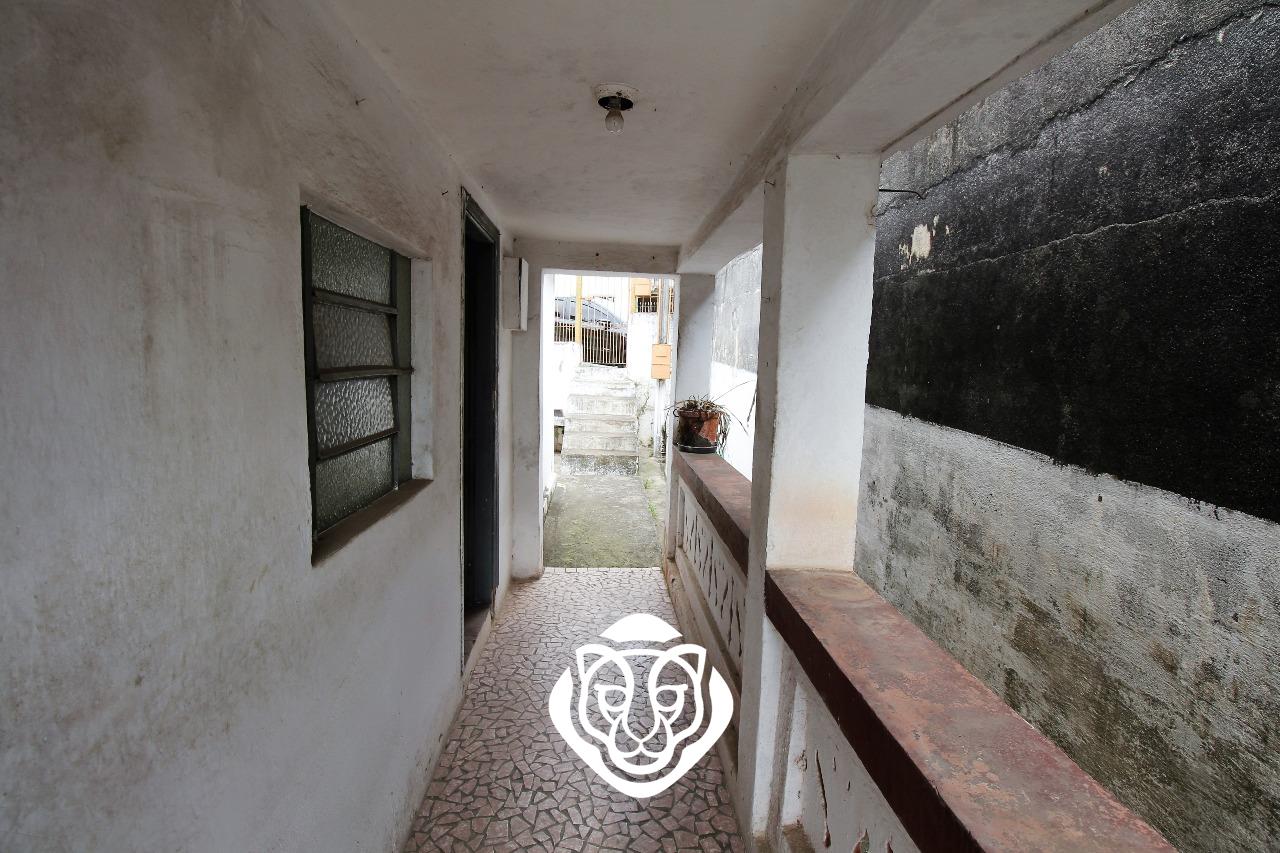 Entrada lateral  e varanda 