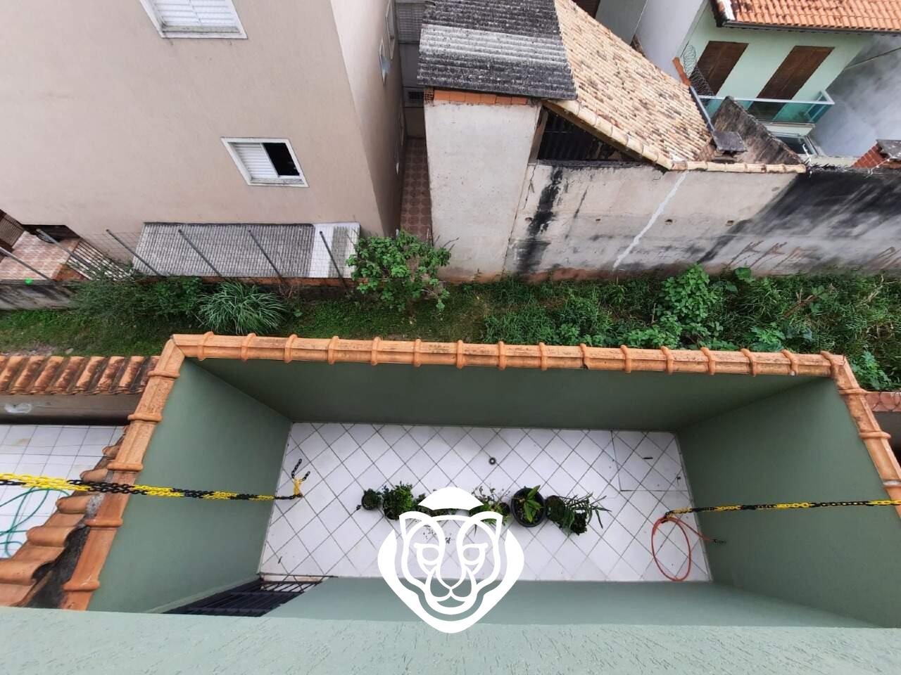 Espaço atrás da garagem