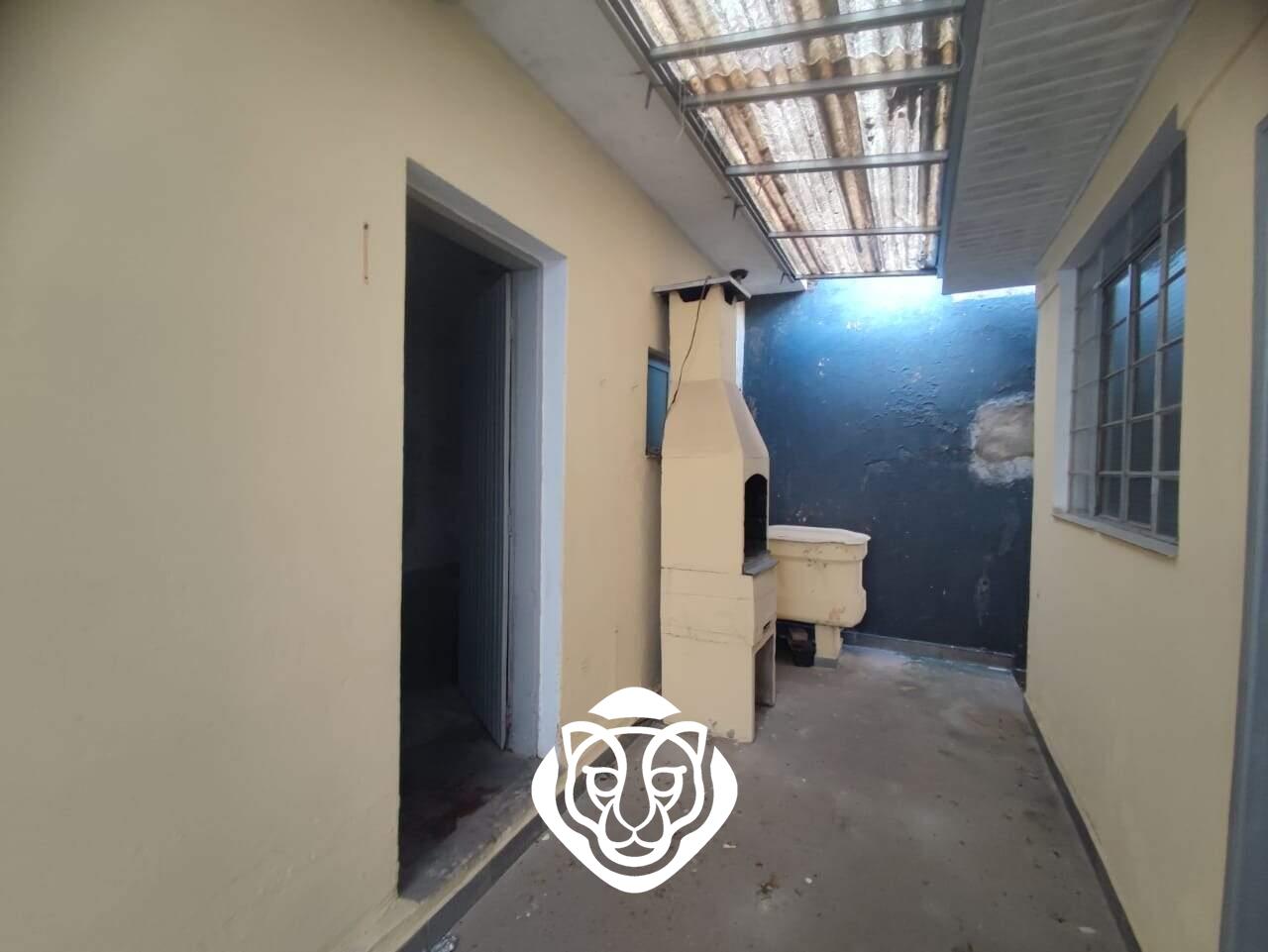 Área de serviço com churrasqueira