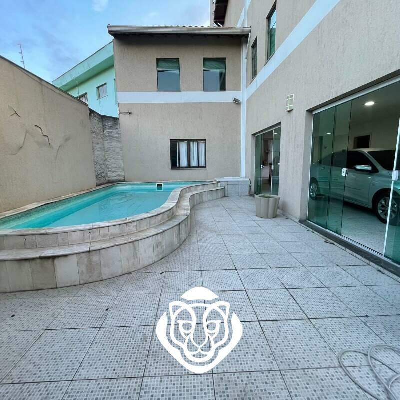 Quintal com piscina 