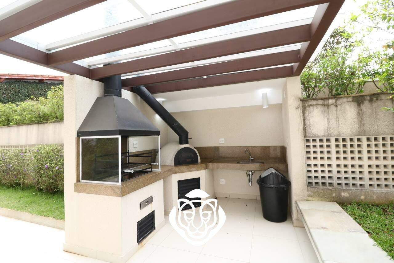Área de churrasqueira e forno de pizza