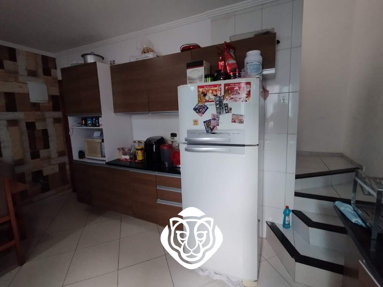 Cozinha e escada de acesso à cobertura