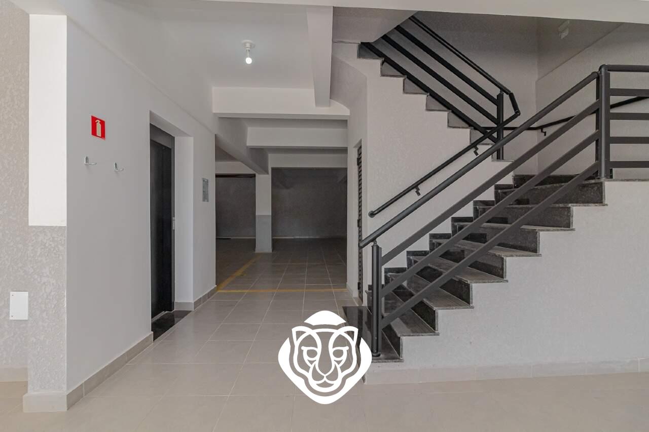 Escada de acesso / Elevador