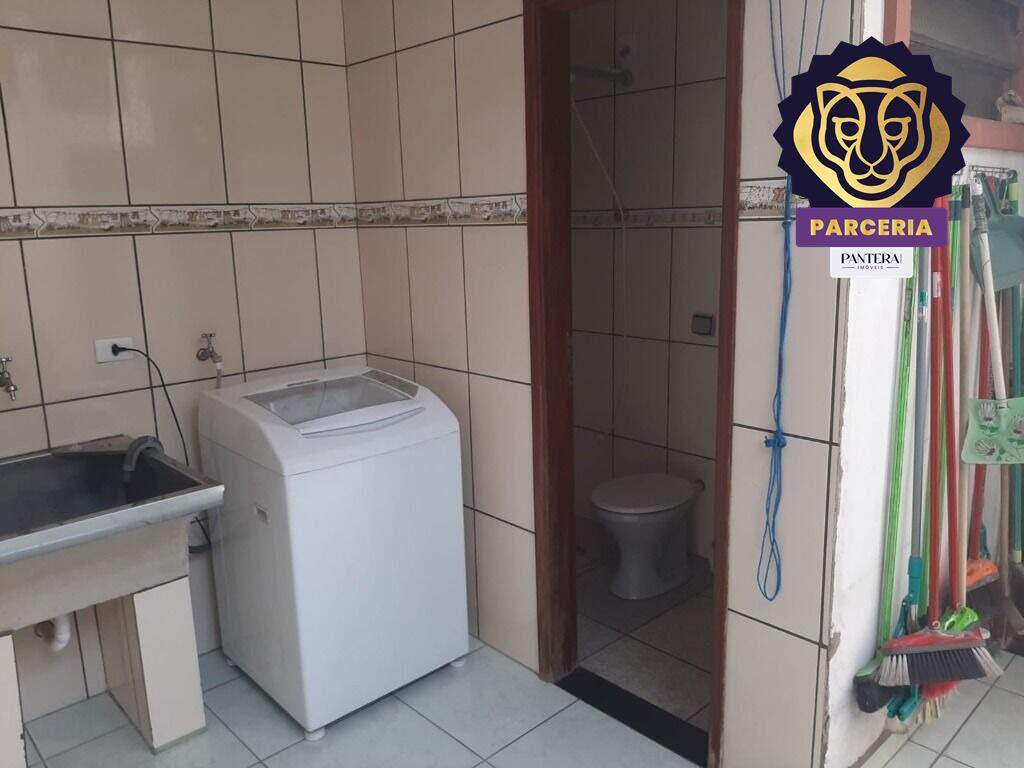 Área de serviço com banheiro