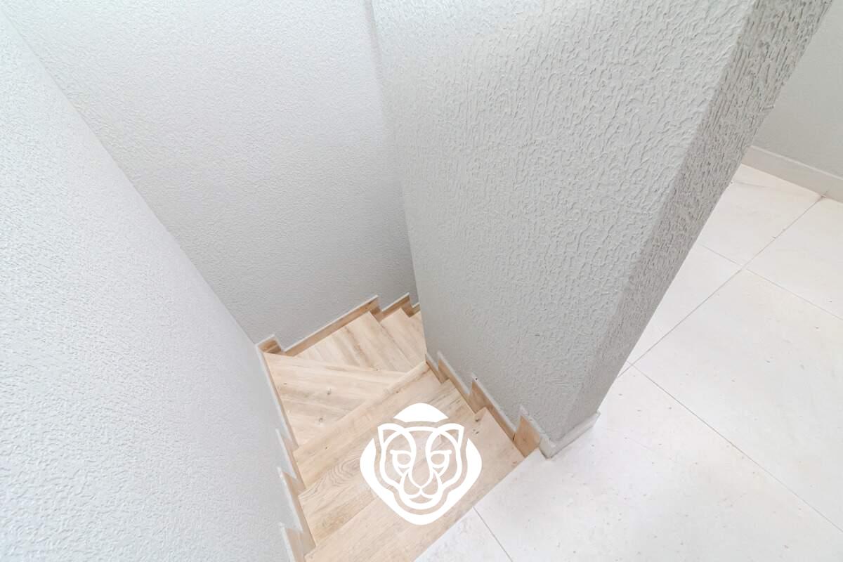 Acesso a varanda fundos 