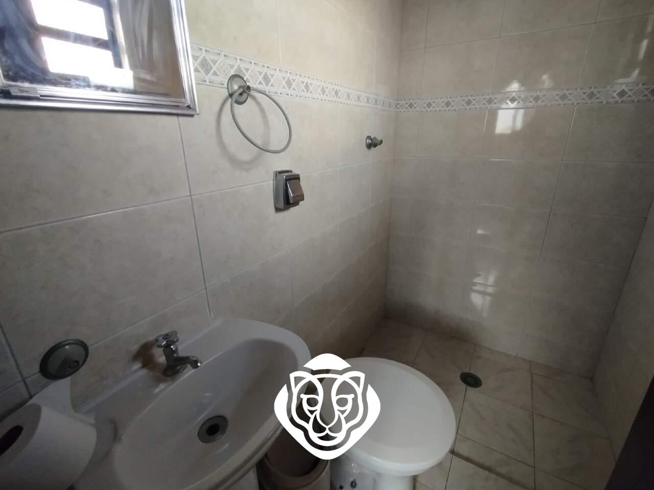 Banheiro na área de serviço