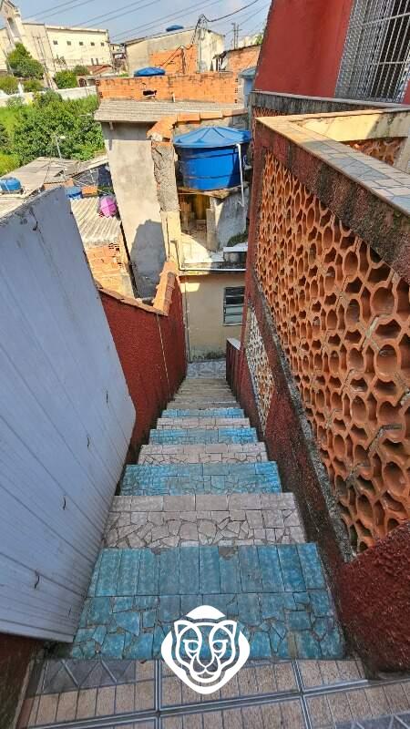 Escada de acesso à edícula 