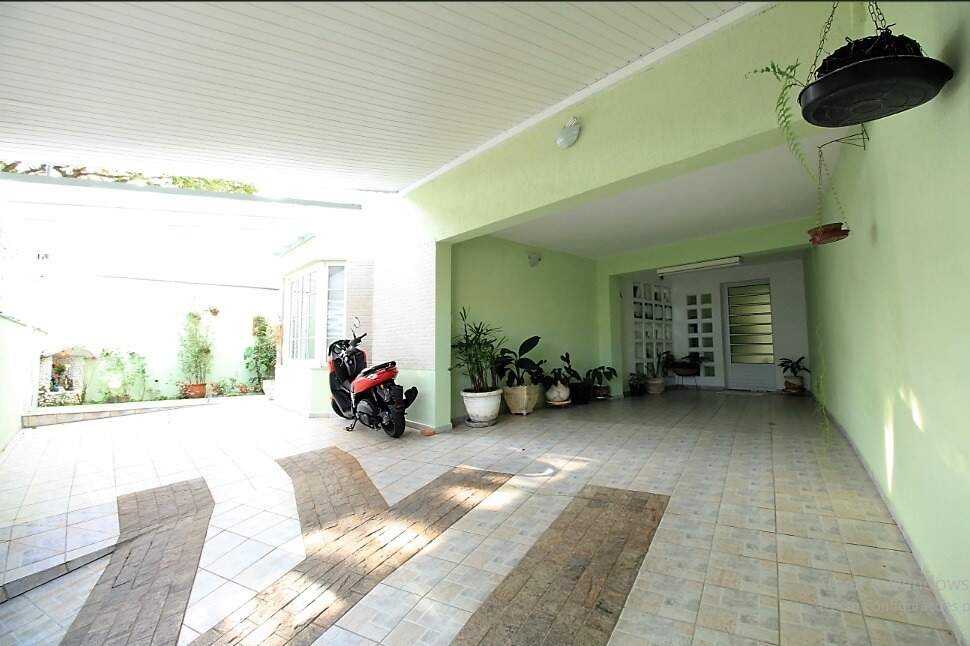 Vagas e entrada lateral 