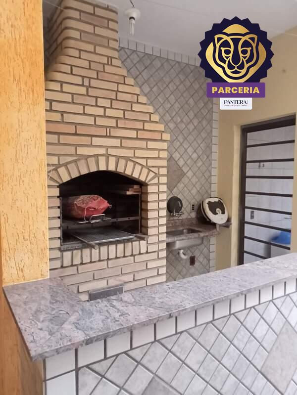 Quintal com churrasqueira