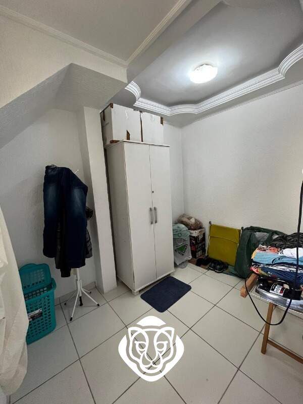 Casa 2: Closet ou dormitório