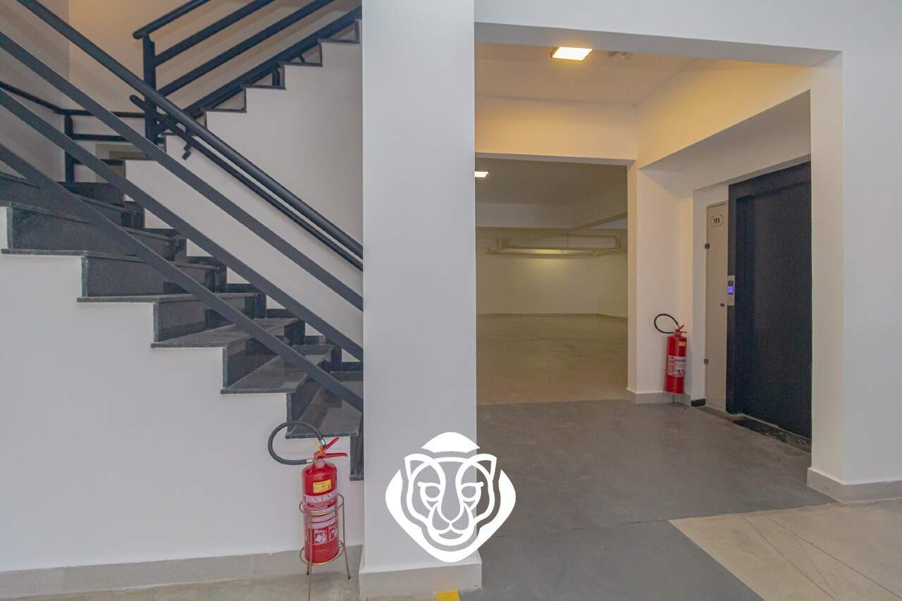 Escada de acesso / Elevador