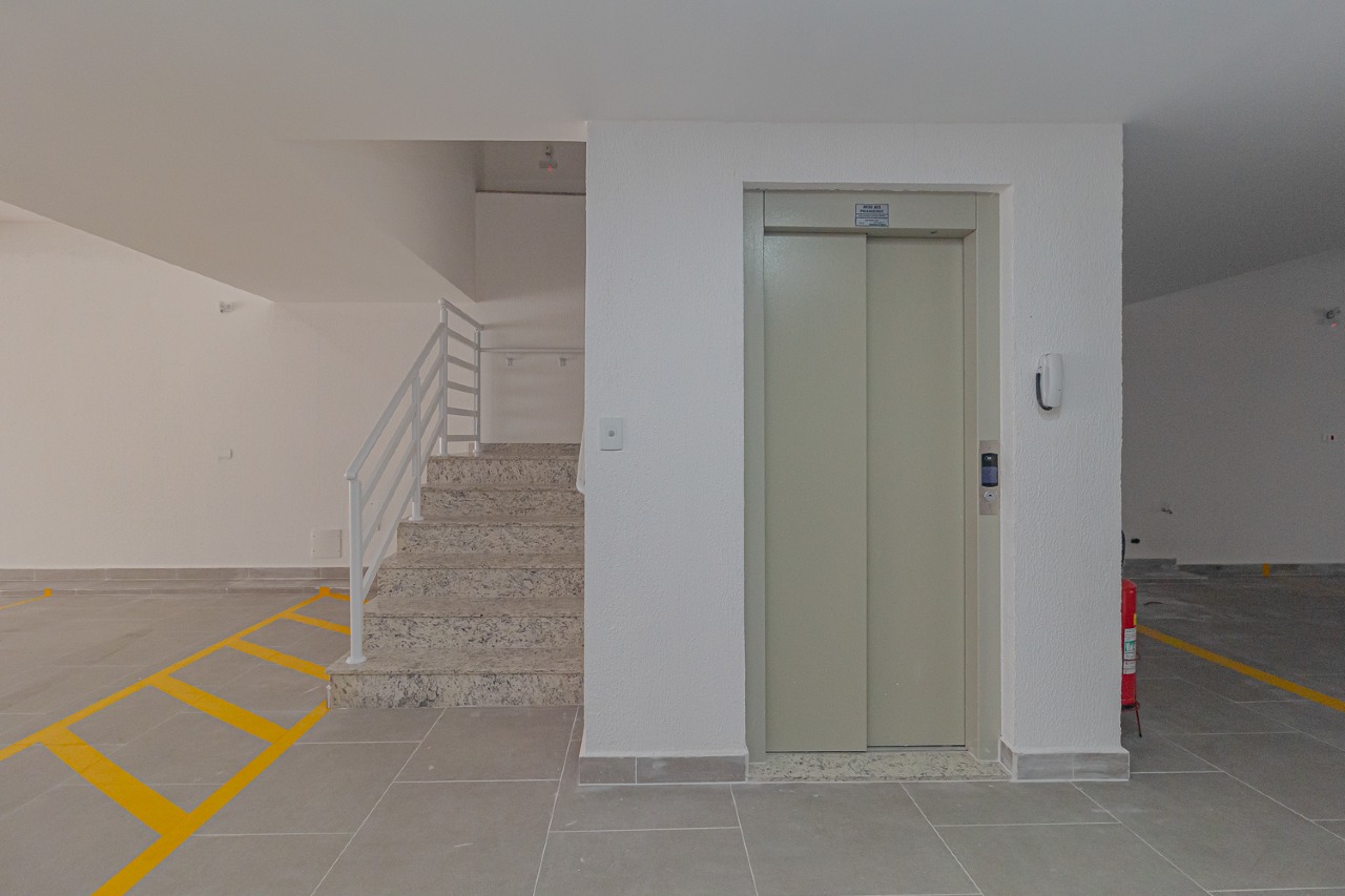 Escada de acesso / Elevador