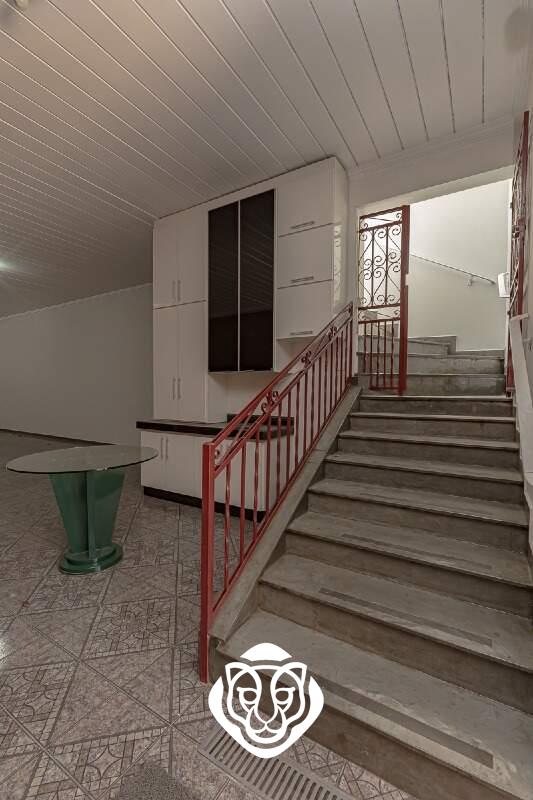 Acesso a garagem / área de serviço