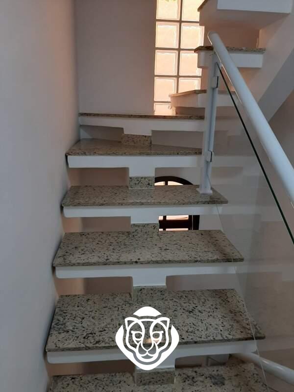 Escada de acesso aos dormitórios