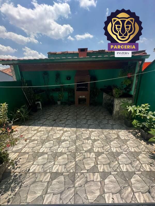 Quintal com churrasqueira