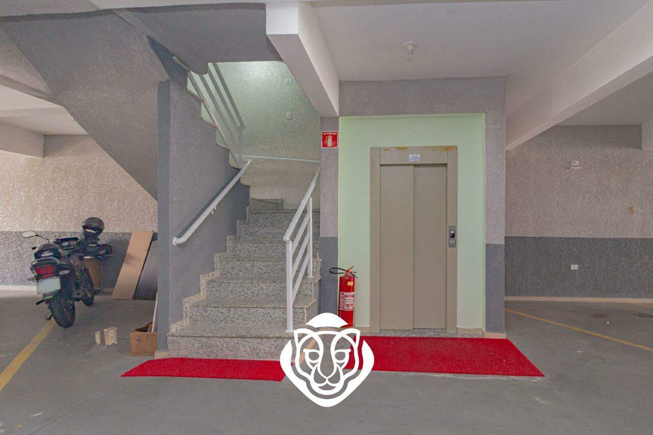 Escada de acesso / Elevador