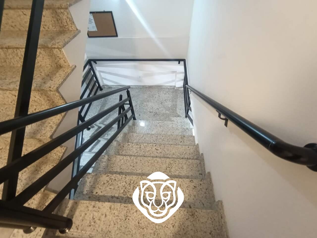 Escada acesso apartamento