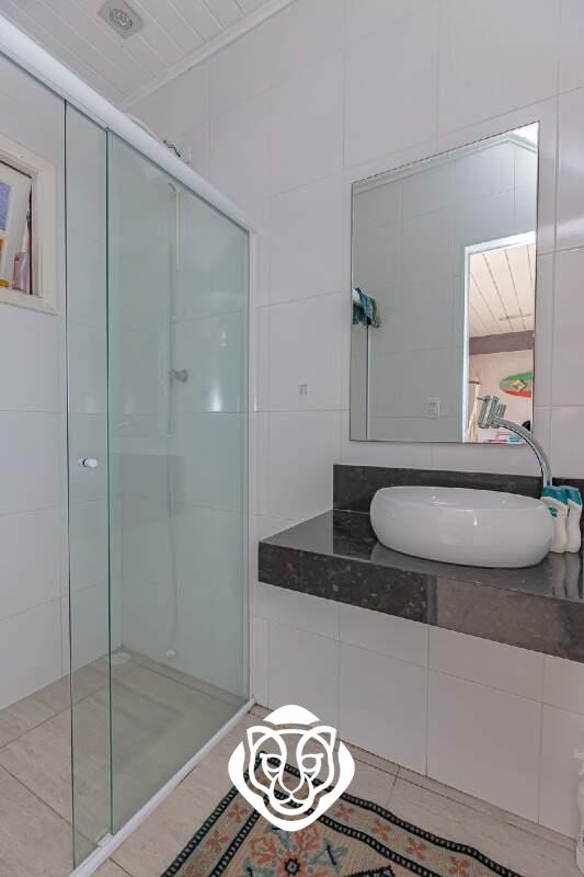 Banheiro área de churrasqueira