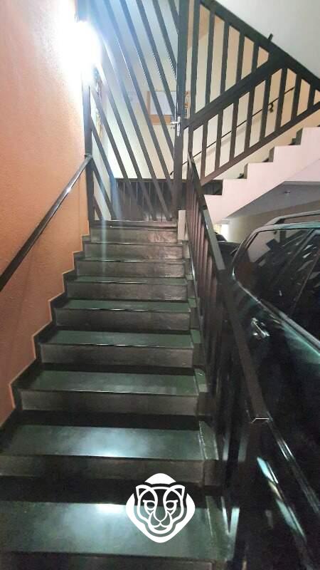 Escada de acesso aos apartamentos