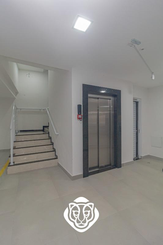 Escada de acesso / Elevador