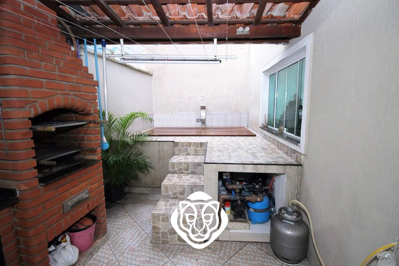 Quintal com churrasqueira