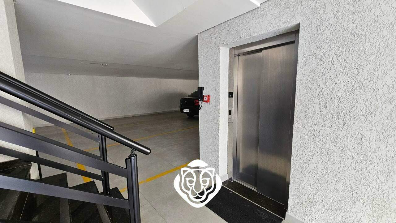 Escada de acesso / Elevador