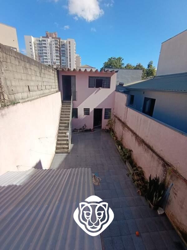 Quintal com edícula e banheiro